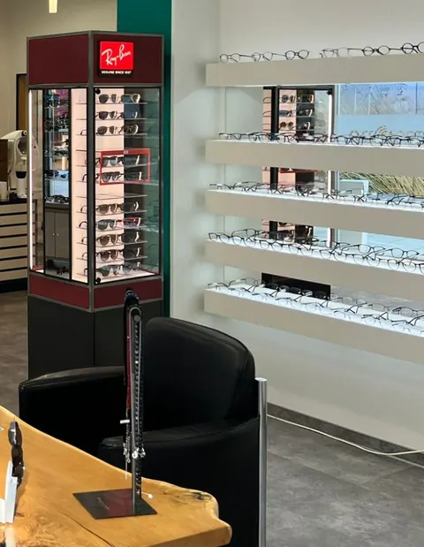 Ray-Ban-Vitrine und Brillenwand im Laden